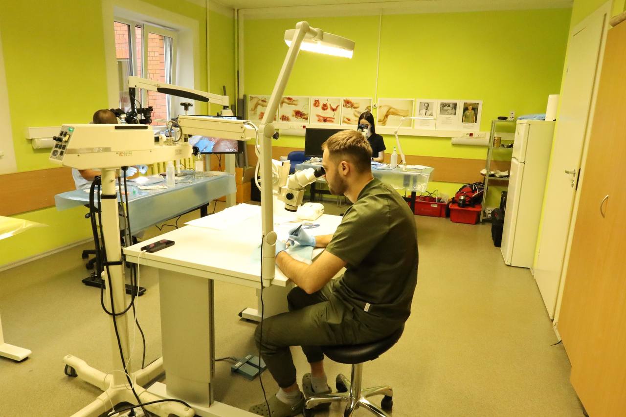 Помощь от "Пивденного": врачи, оперирующие военных, учатся микрохирургии в Латвии