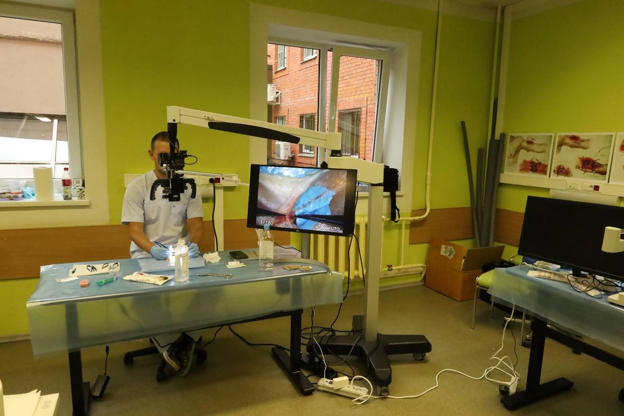 Помощь от "Пивденного": врачи, оперирующие военных, учатся микрохирургии в Латвии
