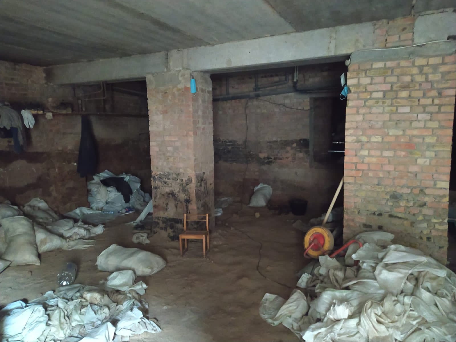В Киеве во время строительства укрытия просело здание детсада – фото