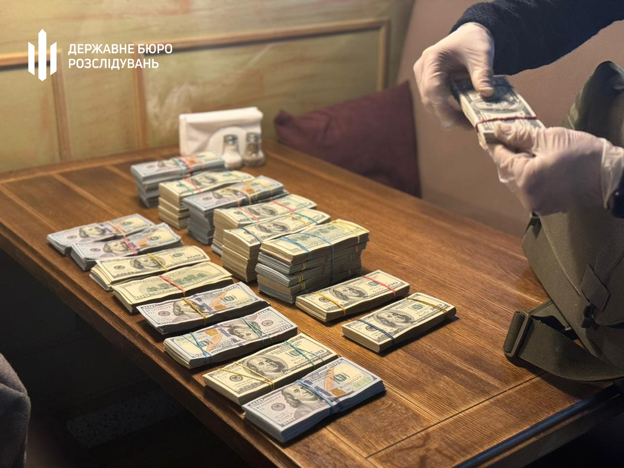 Львівський бізнесмен хотів за $500 000 підкупити  керівництво ДБР. Його арештували – відео