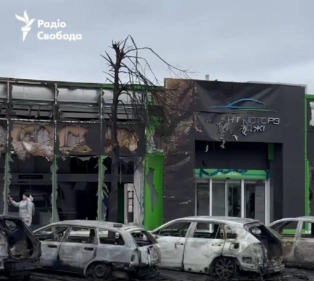 В Киеве пострадали автосалоны от ракетной атаки россиян: фото