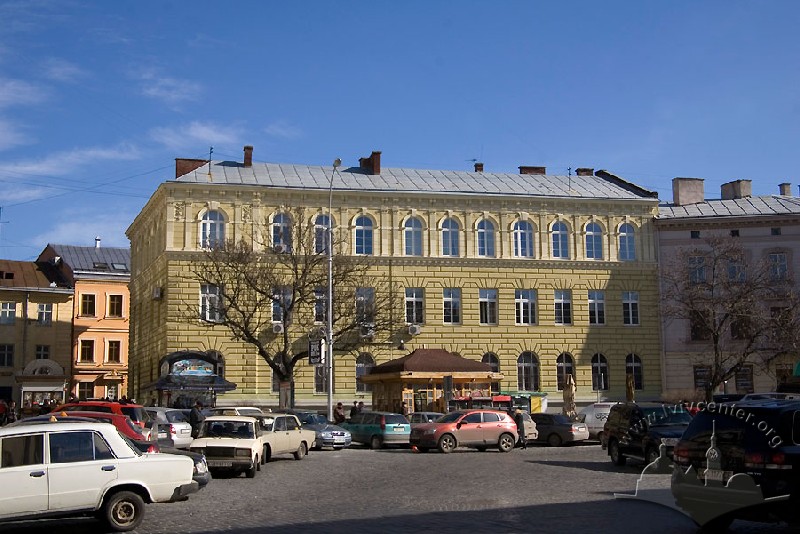 На приватизацию во Львове выставили историческое здание Института банковского дела – фото