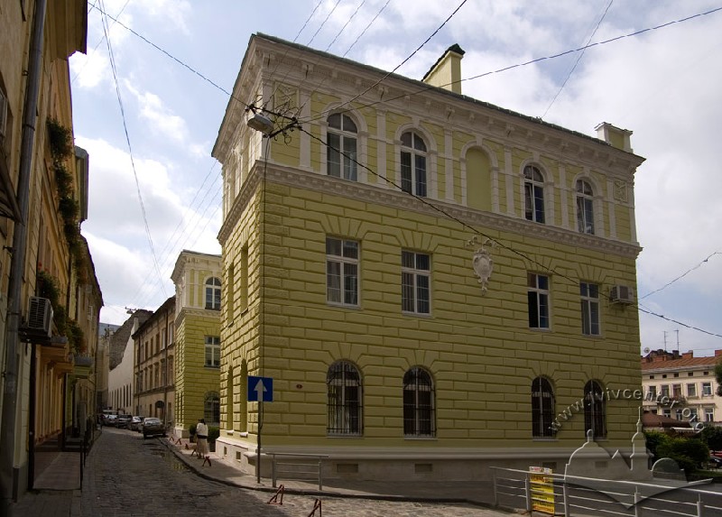 На приватизацию во Львове выставили историческое здание Института банковского дела – фото
