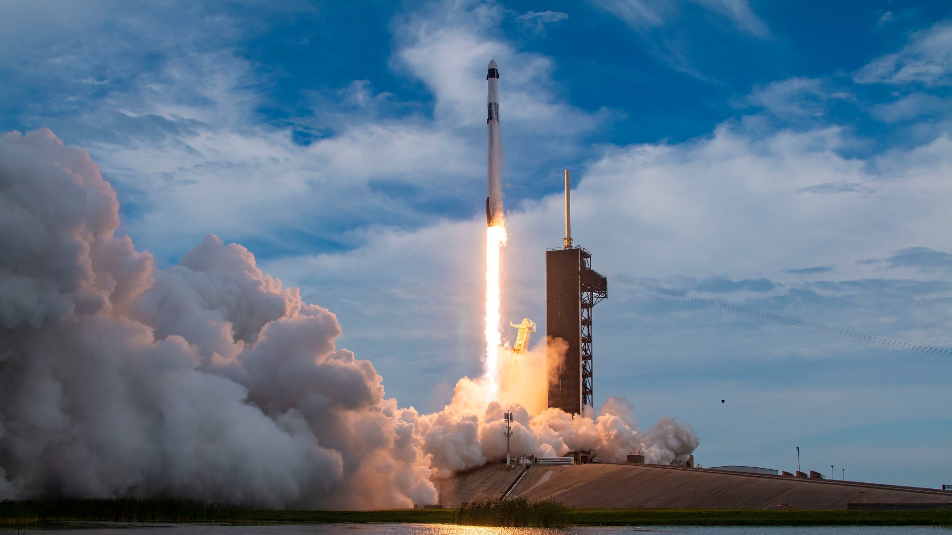 Спутниковые смартфоны и запуск большого корабля. Что планирует SpaceX на 2024 год