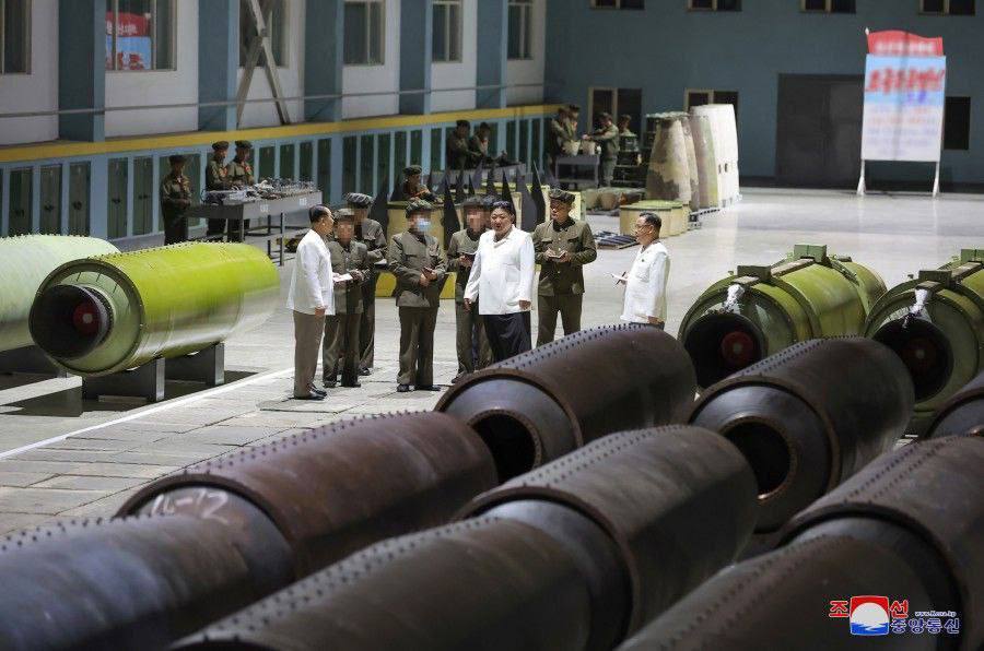 Кім Чен Ін під час візиту на виробництво ракет KN-23 (Фото: KCNA)