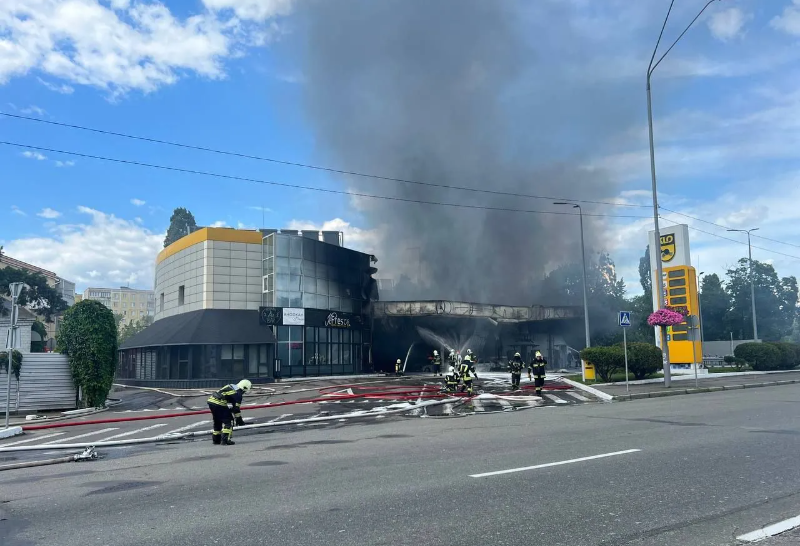 KLO відновила заправку в Києві, яка згоріла після ДТП: фото до і після