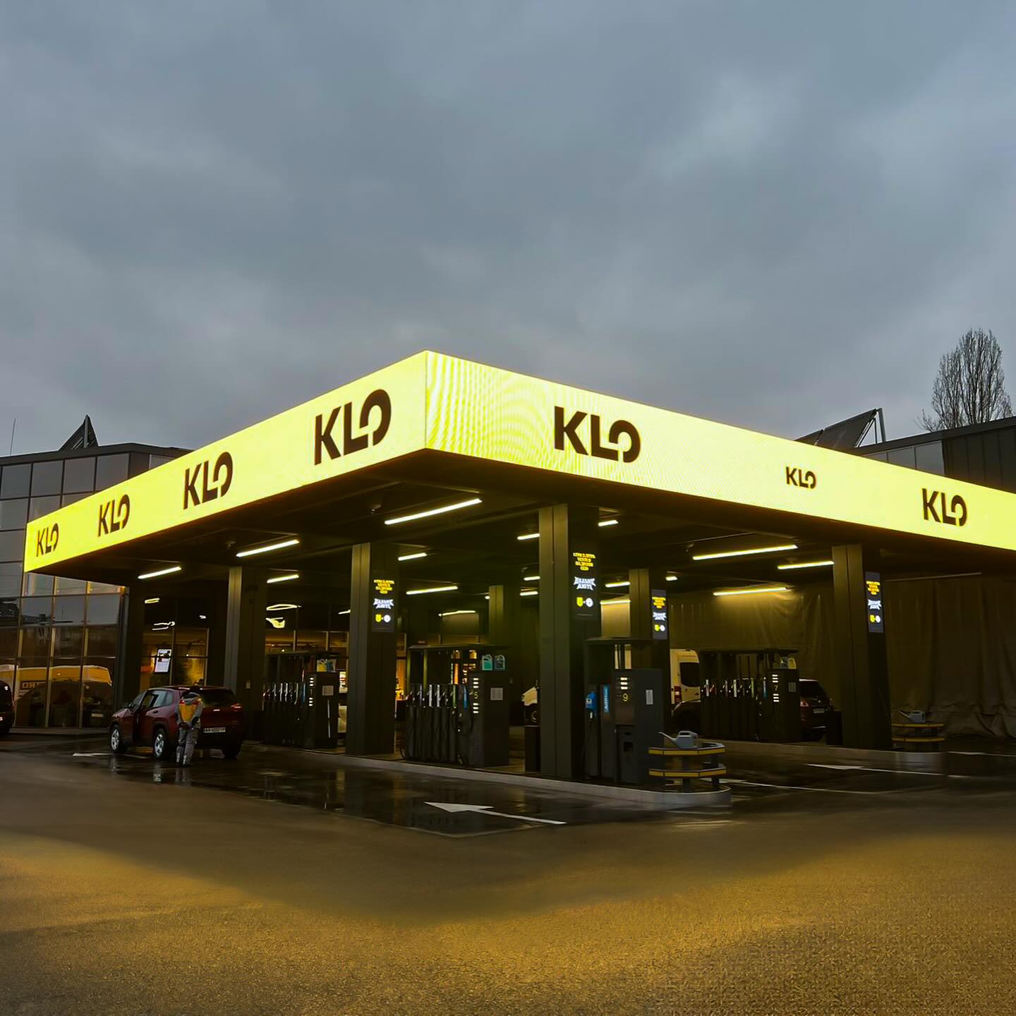 KLO відновила заправку в Києві, яка згоріла після ДТП: фото до і після