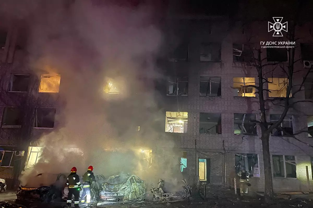 Рятувальники показали наслідки влучання "шахеда" у будинок в Дніпрі – фото