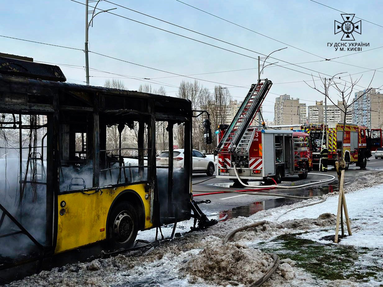 В Киеве за сутки произошло две аварии в сетях, еще и сгорел троллейбус – фото