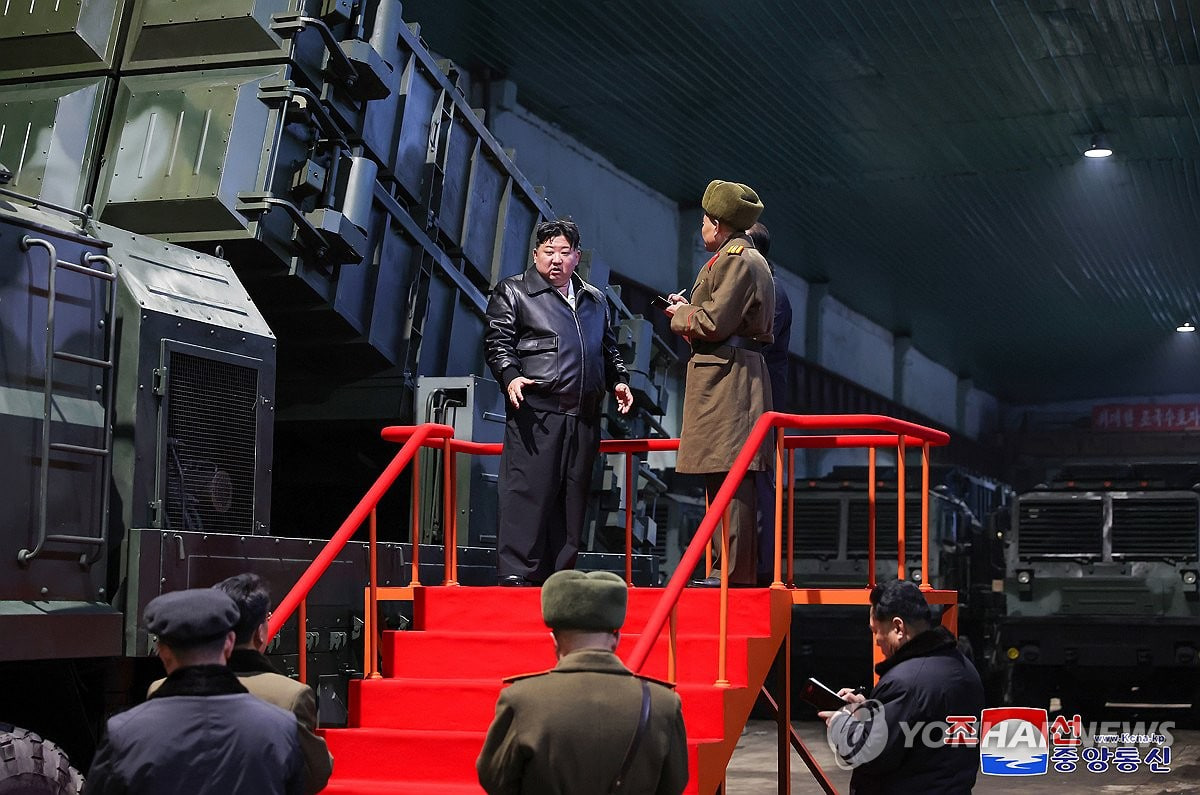 Кім Чен Ин відвідав збройові заводи у КНДР (Фото: Yonhap)