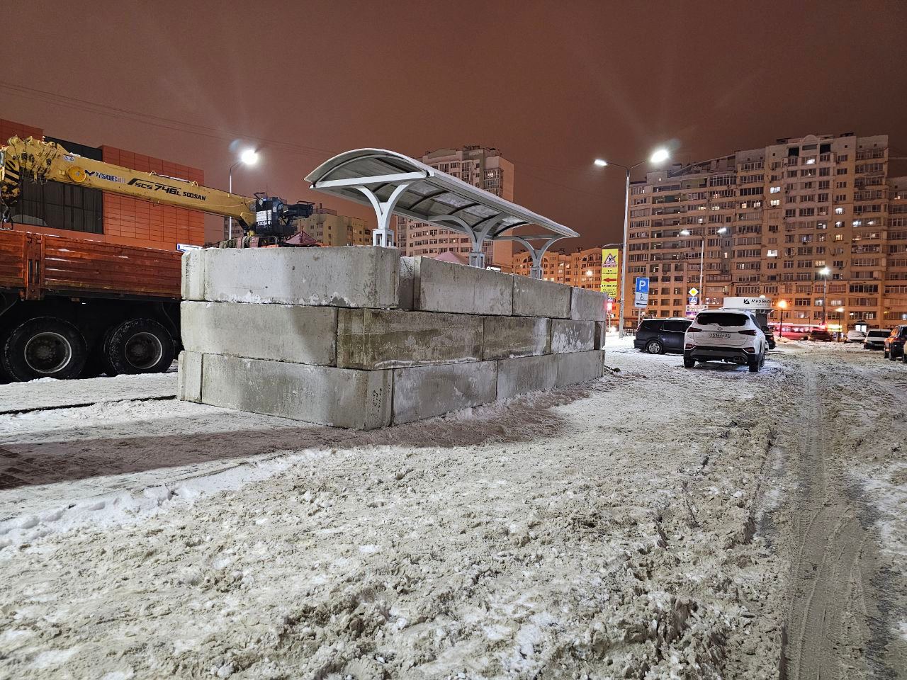 В Белгороде начали укреплять остановки мешками с песком и бетоном – фото