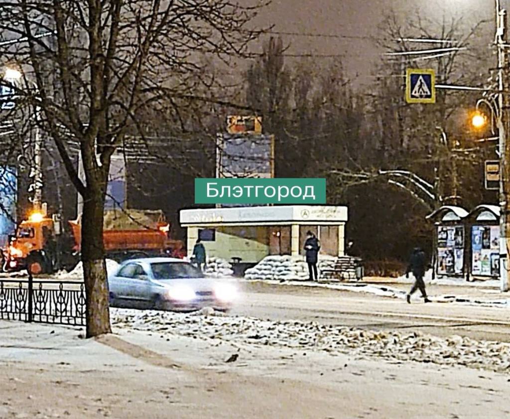 В Белгороде начали укреплять остановки мешками с песком и бетоном – фото
