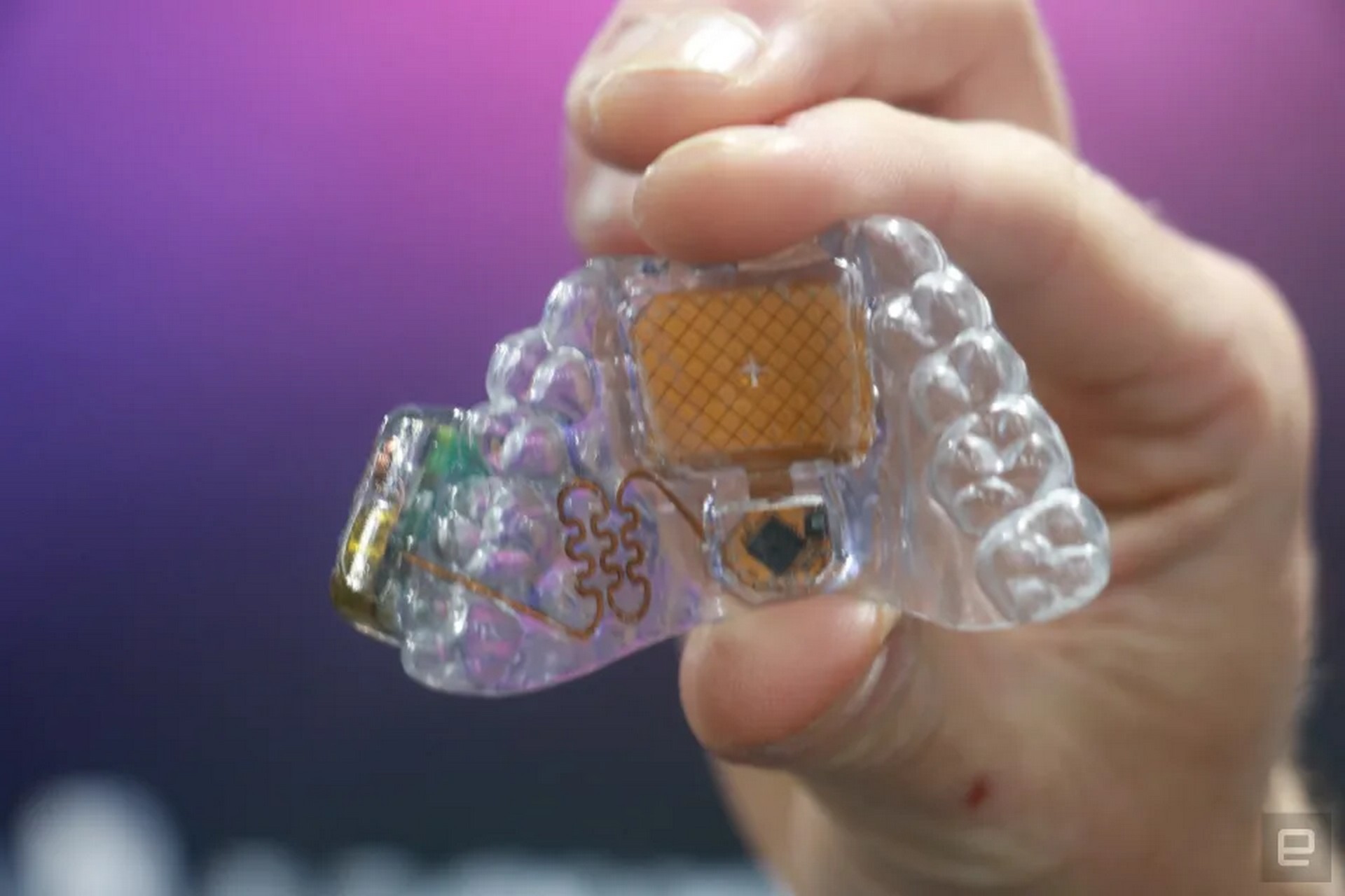 На CES 2024 показали пластинку для зубов, которая может заменить мышку – фото