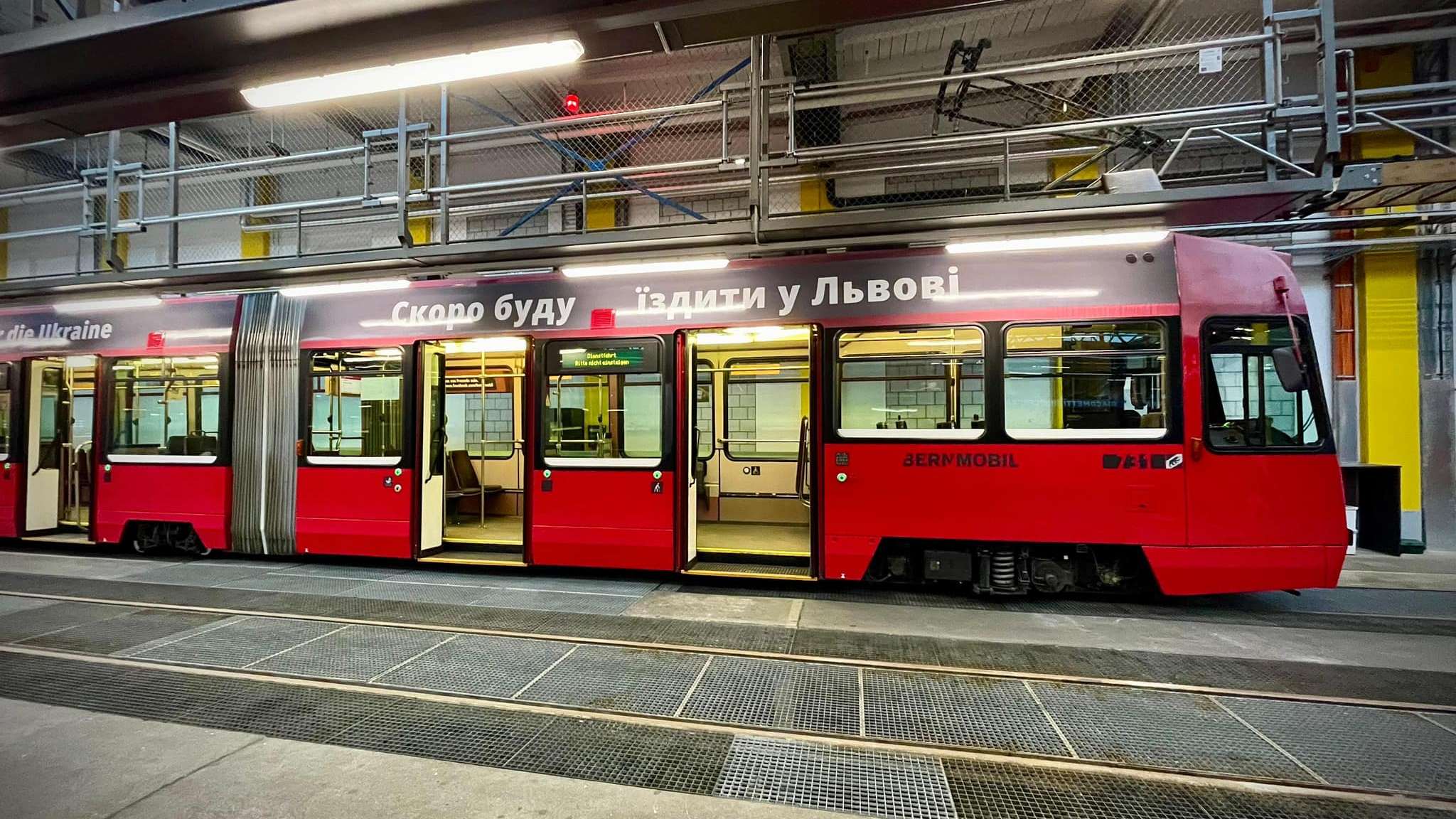 Швейцарія подарувала Львову 11 низькопідлогових трамваїв Vevey – фото
