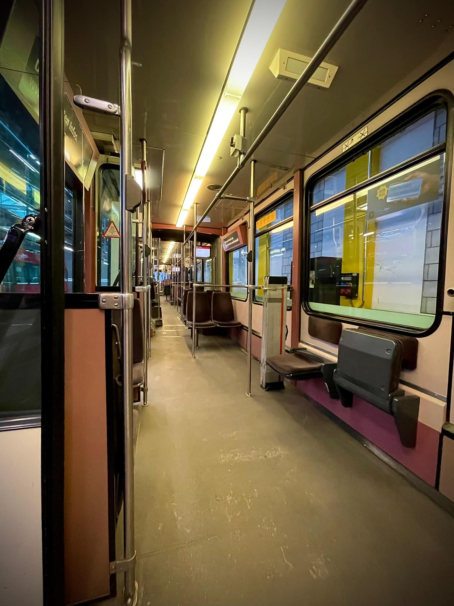 Швейцария подарила Львову 11 низкопольных трамваев Vevey – фото