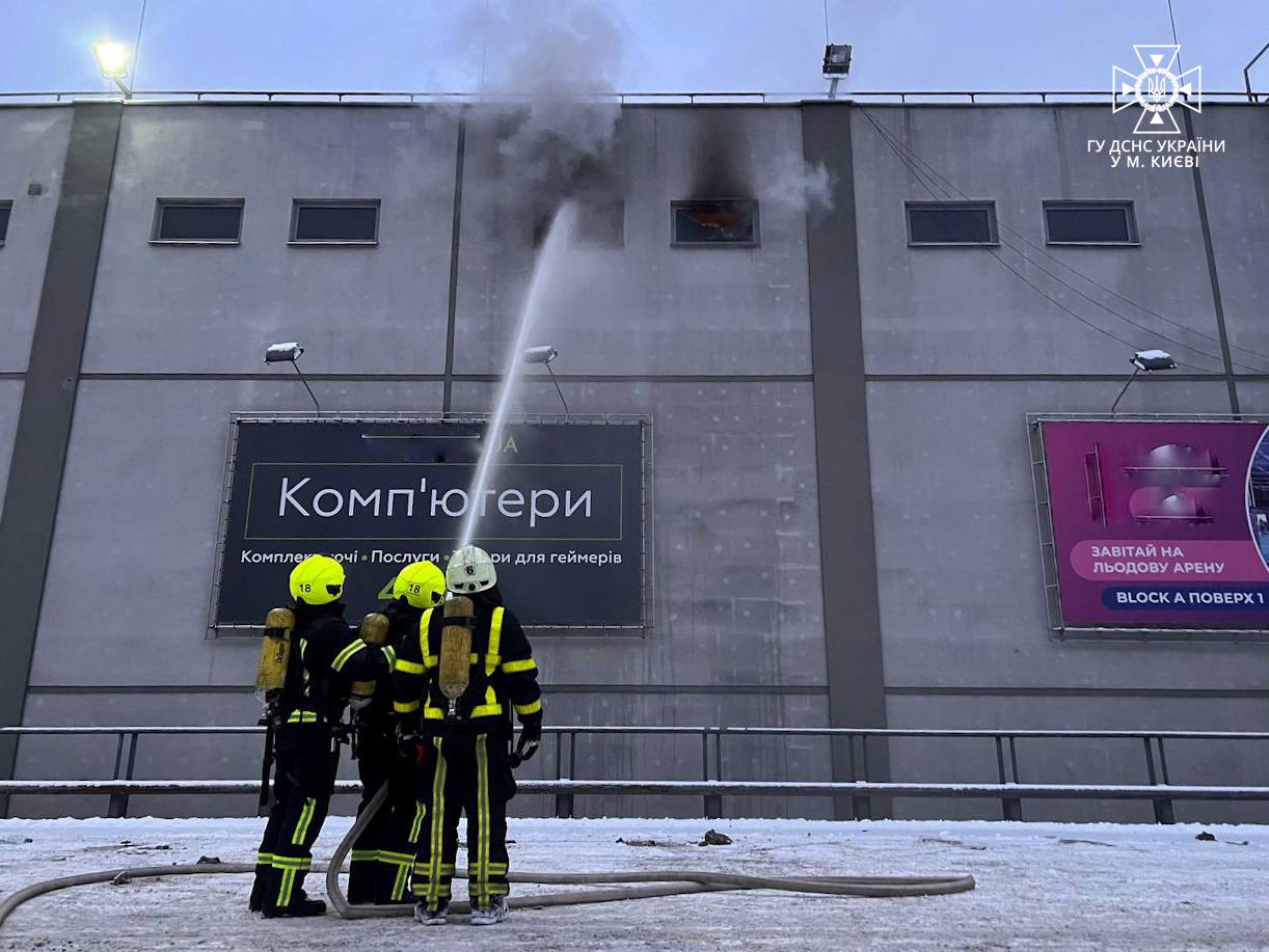 У Києві сталася пожежа в ТРЦ "Космополит". Евакуйовано 200 людей – фото і відео з місця