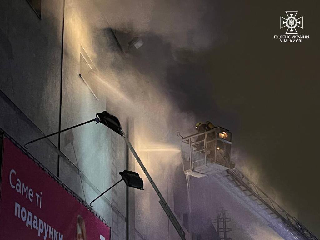 У Києві сталася пожежа в ТРЦ "Космополит". Евакуйовано 200 людей – фото і відео з місця