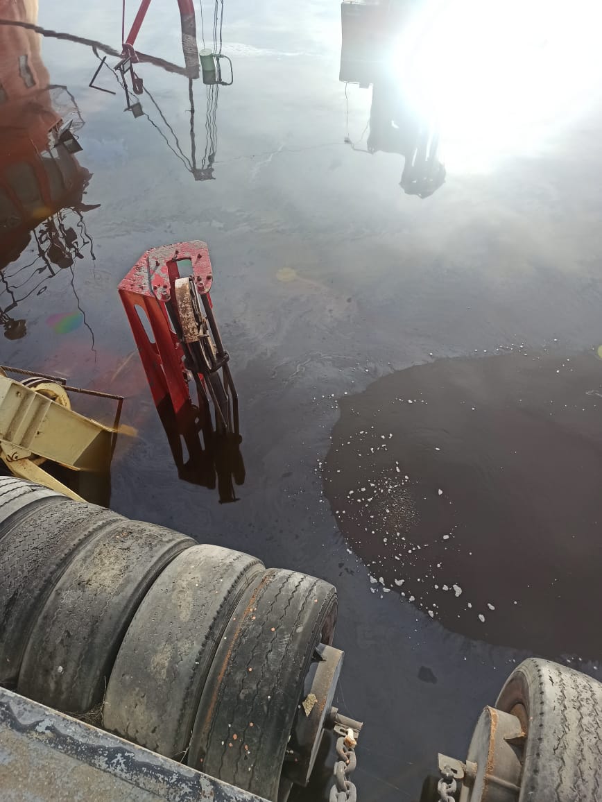 У морпорту Миколаєва затонуло судно, акваторія забруднена нафтопродуктами — фото