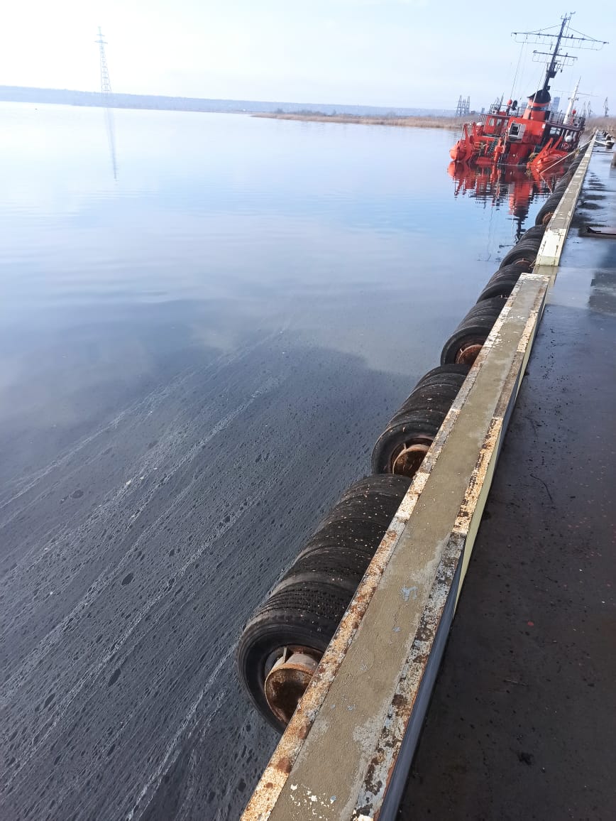 У морпорту Миколаєва затонуло судно, акваторія забруднена нафтопродуктами — фото