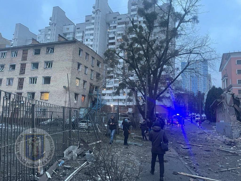 Появились фото последствий ракетного удара россиян по Киеву — снимки от администрации