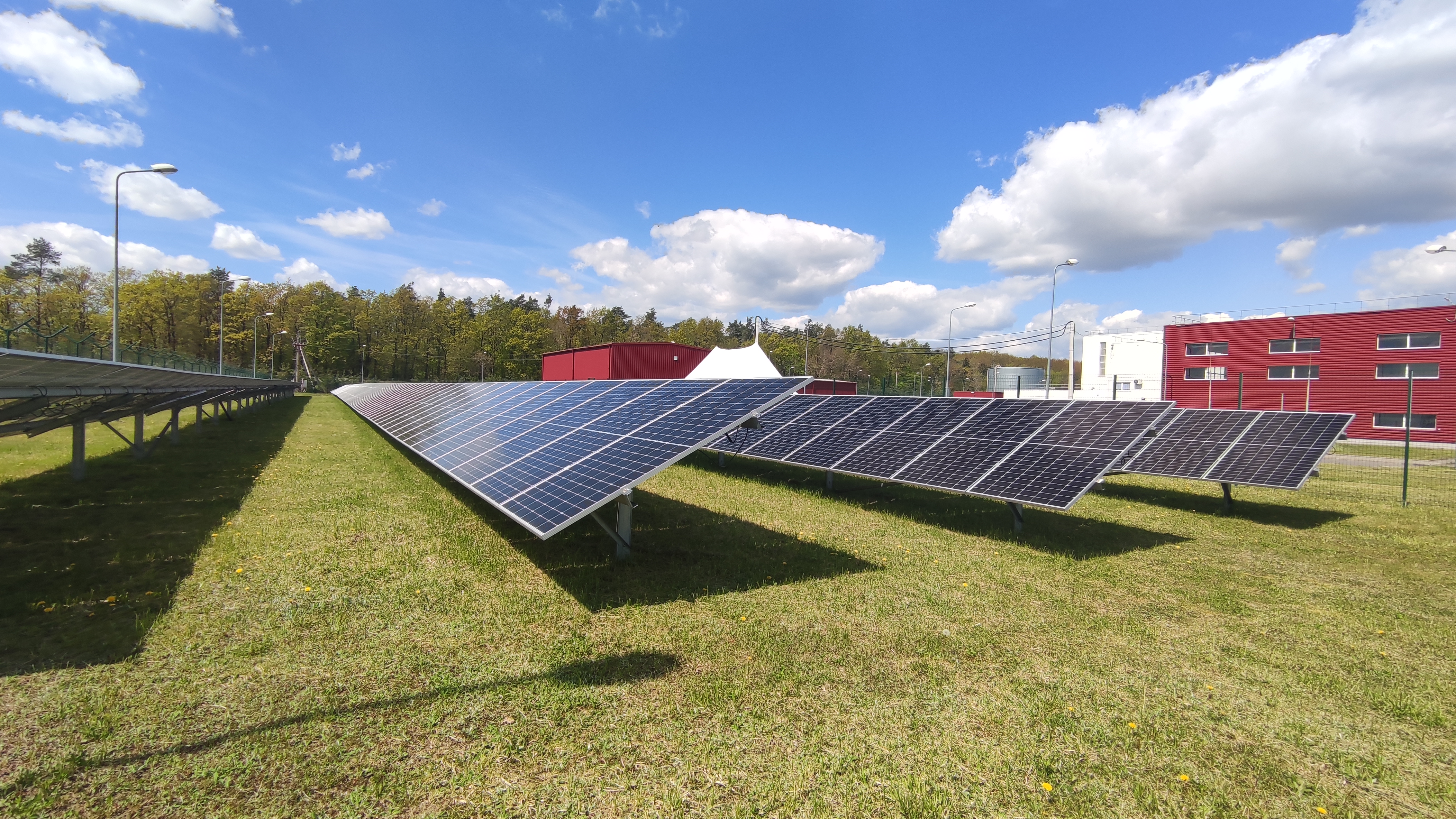 Сонячні панелі уже забезпечують 20%  потреб в енергії дистрибуційного центру у Малехові. Фото надане Nestlé