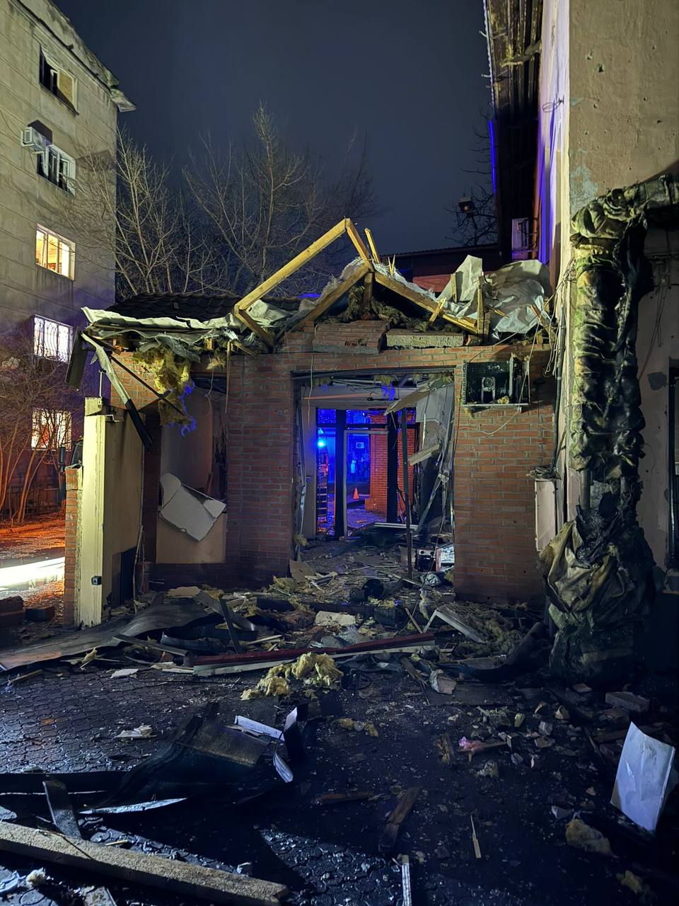 З'явилися фото наслідків удару по Одесі. Руйнування багатоповерхівок та меблевого комбінату