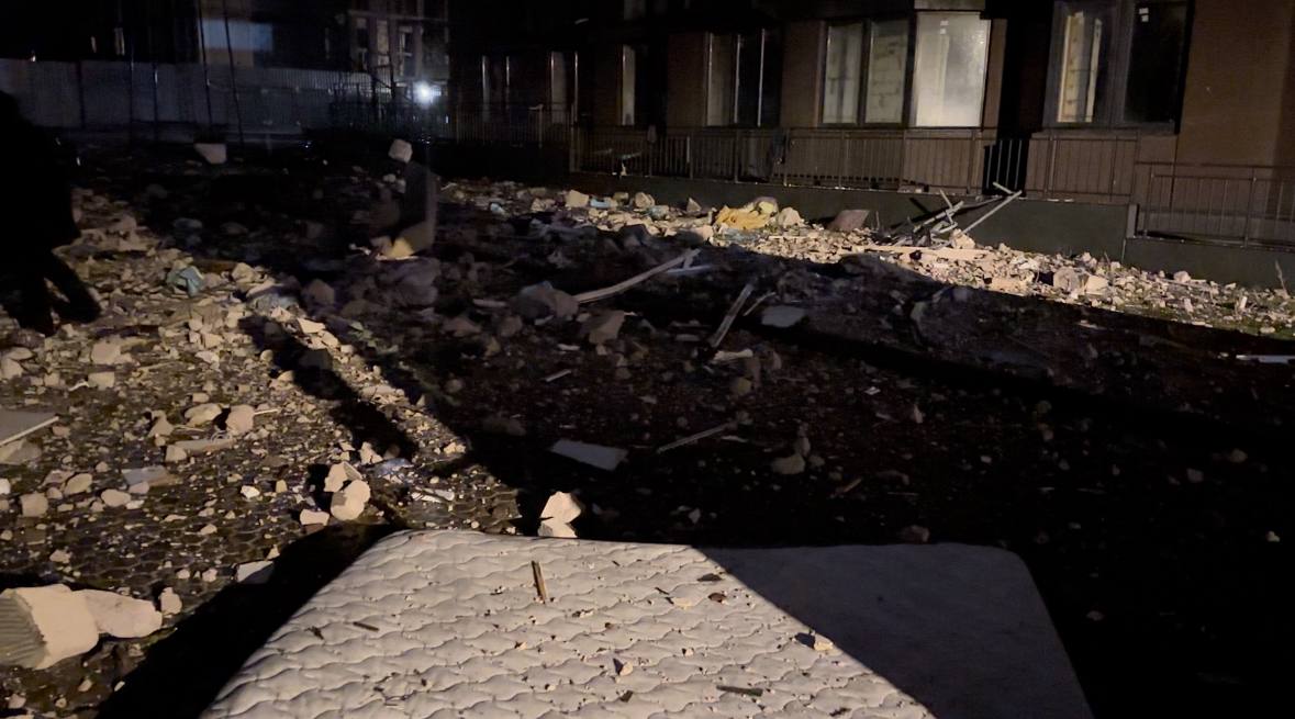 З'явилися фото наслідків удару по Одесі. Руйнування багатоповерхівок та меблевого комбінату