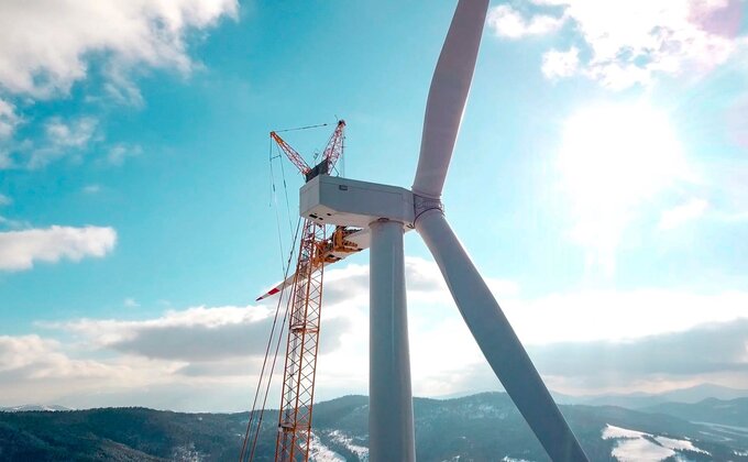У горах на Закарпатті встановили перший вітрогенератор – фото