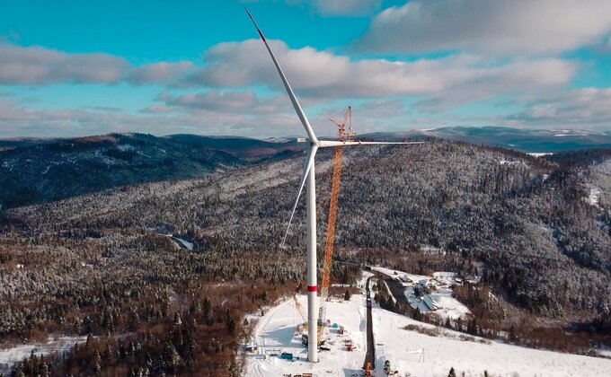 В горах в Закарпатье установили первый ветрогенератор – фото