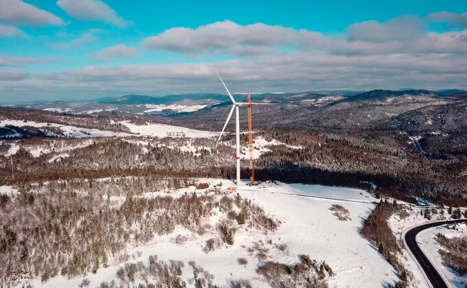 В горах в Закарпатье установили первый ветрогенератор – фото