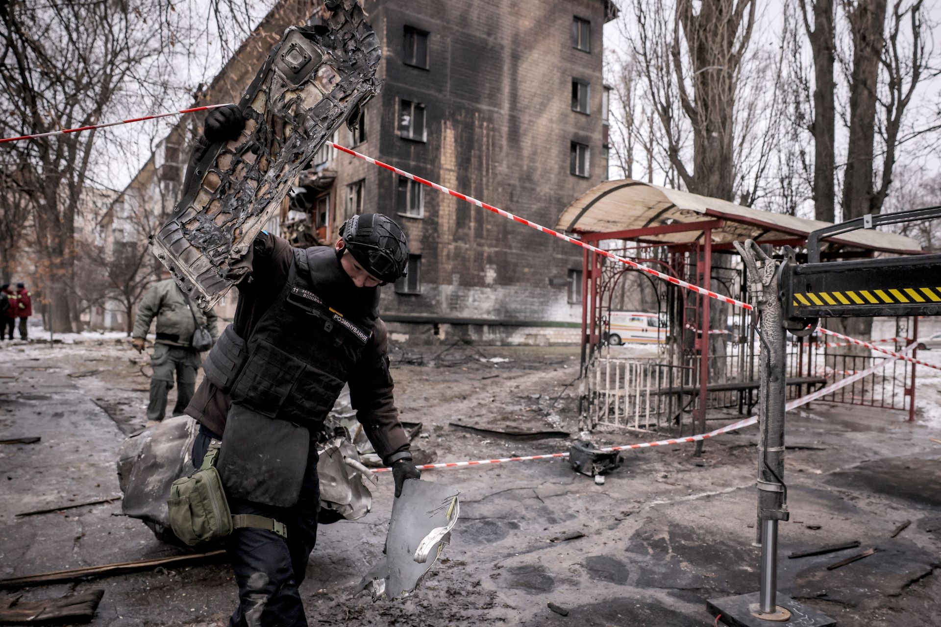 Французская неделя моды и последствия обстрелов Украины. Фотографии, поразившие мир