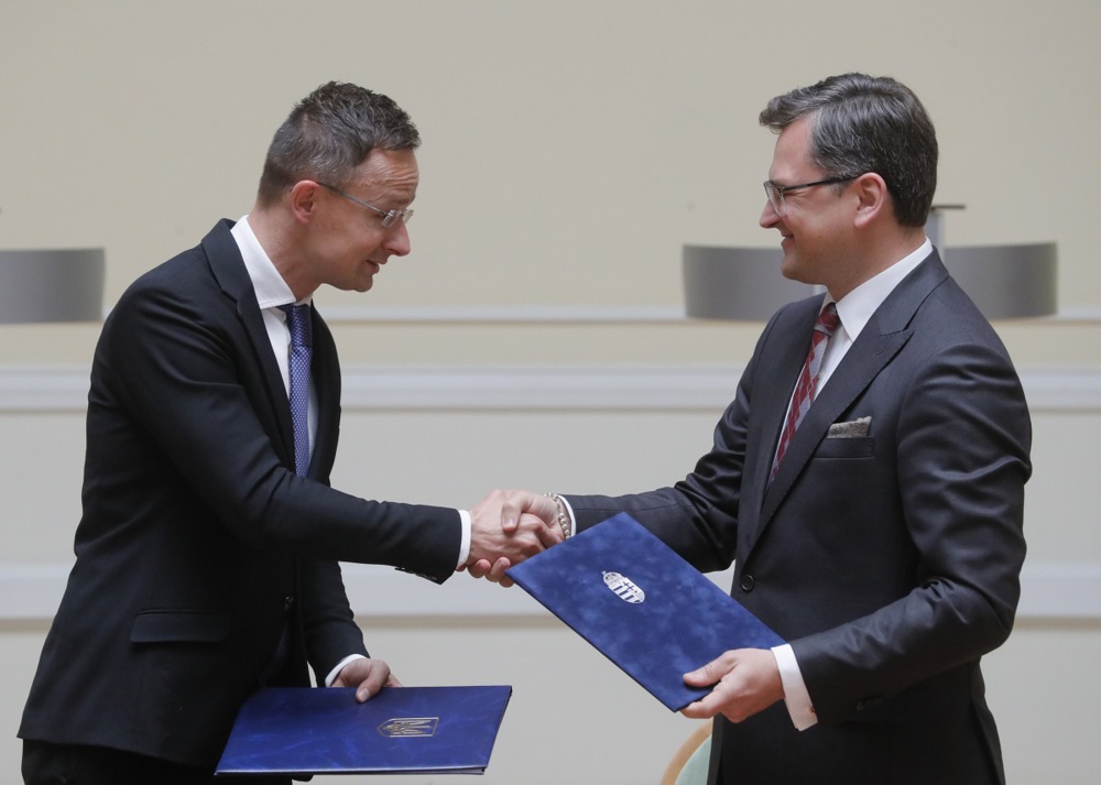 Кулеба и Сийярто, Киев, 2020 (Фото: SERGEY DOLZHENKO/EPA-EFE)