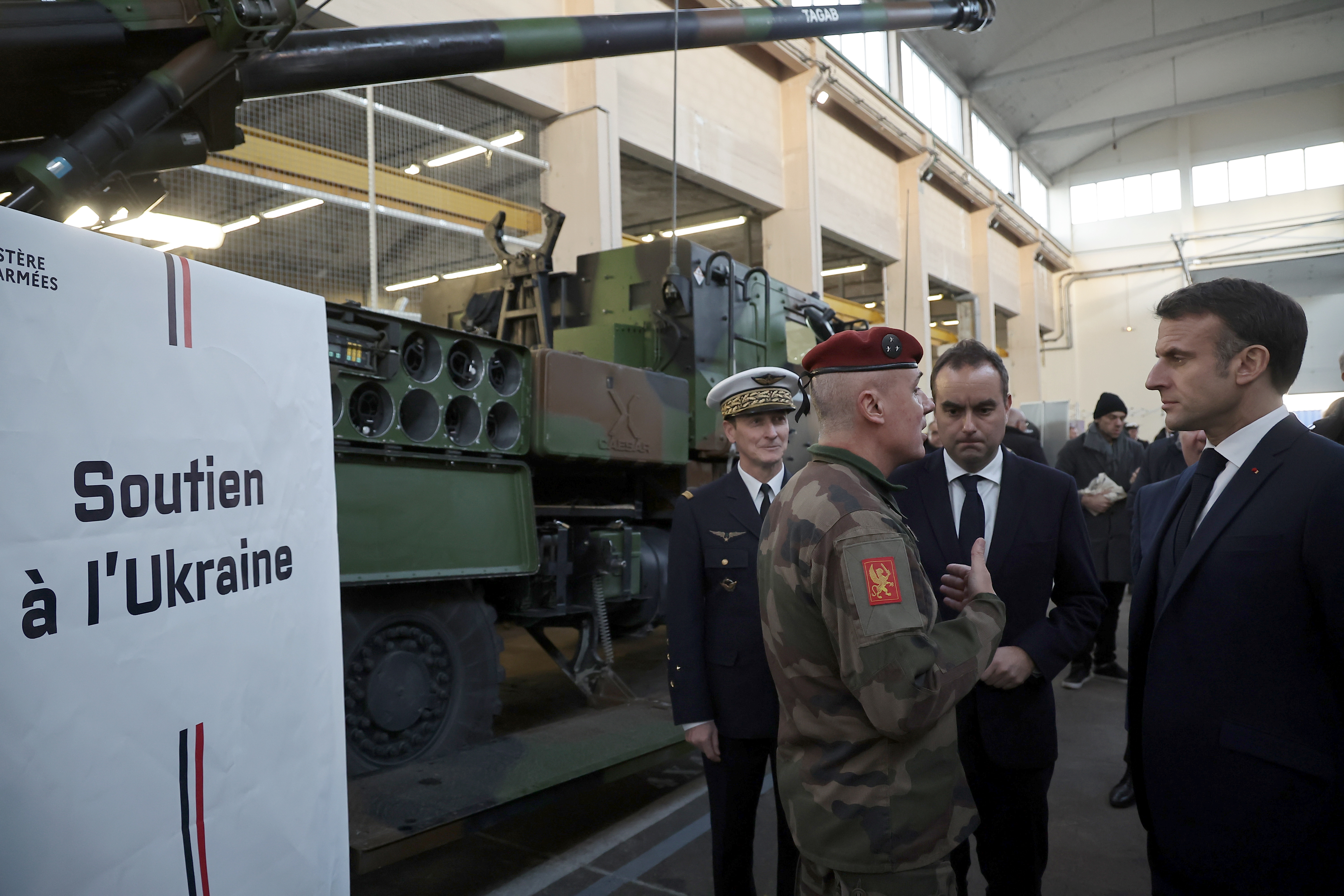 Президент Франції Емманюель Макрон інспектує артилерійську систему Caesar (Фото: EPA / CHRISTOPHE PETIT-TESSON)