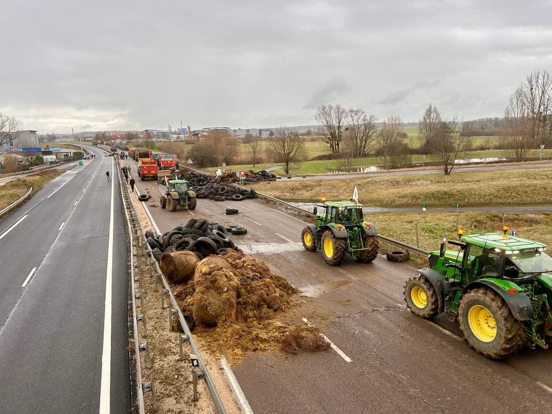 Фермери блокують рух у Парижі та Брюсселі: які їхні вимоги – фото