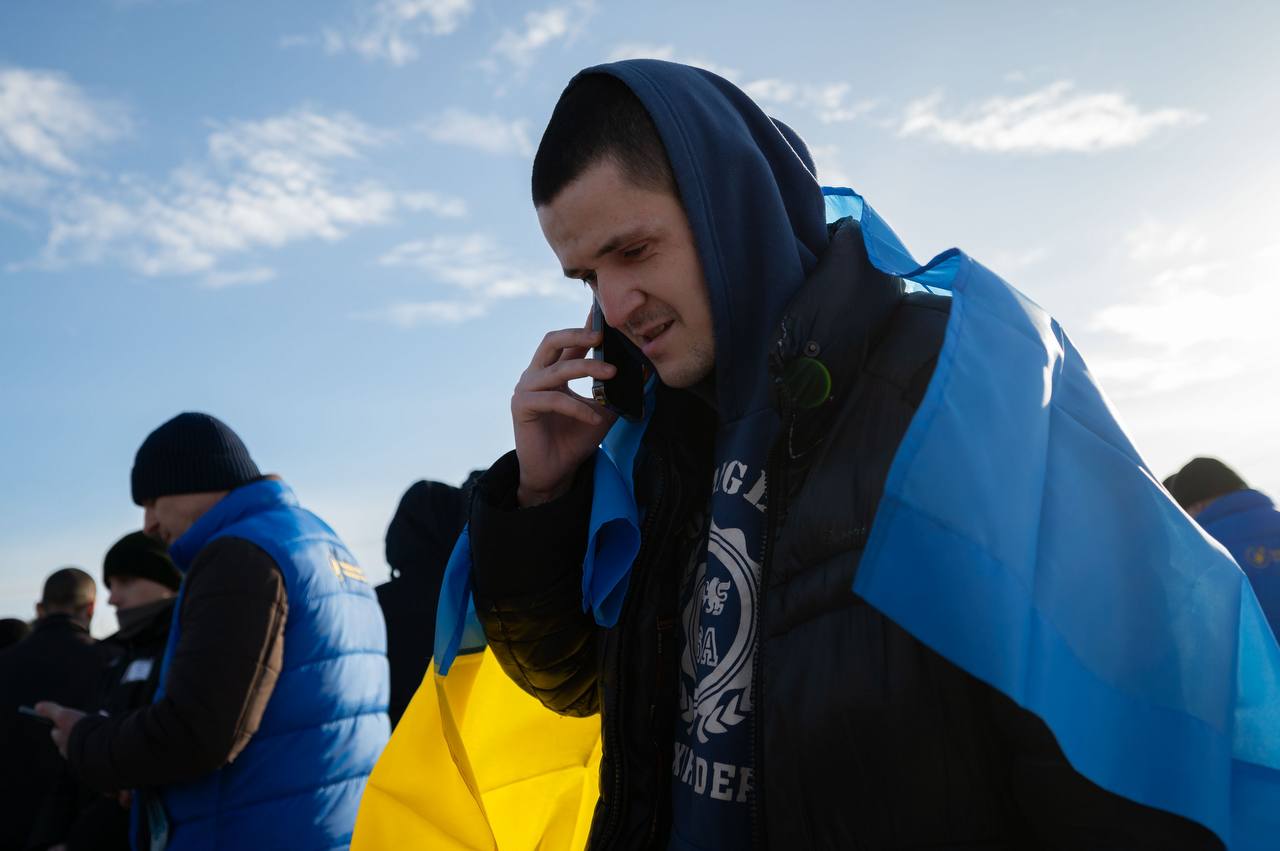 Украина вернула из плена 207 человек. Зеленский показал фото — есть защитники Мариуполя