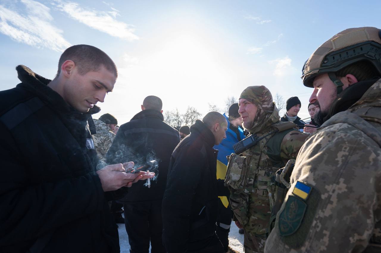 Украина вернула из плена 207 человек. Зеленский показал фото — есть защитники Мариуполя