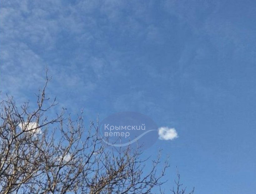 У тимчасово окупованому Криму пролунали вибухи: фото слідів ракет