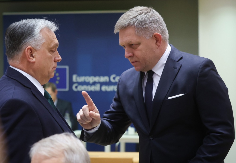 Навіть близький до Орбана словацький прем’єр Роберт Фіцо переконував його зняти вето (Фото: OLIVIER HOSLET/EPA-EFE)