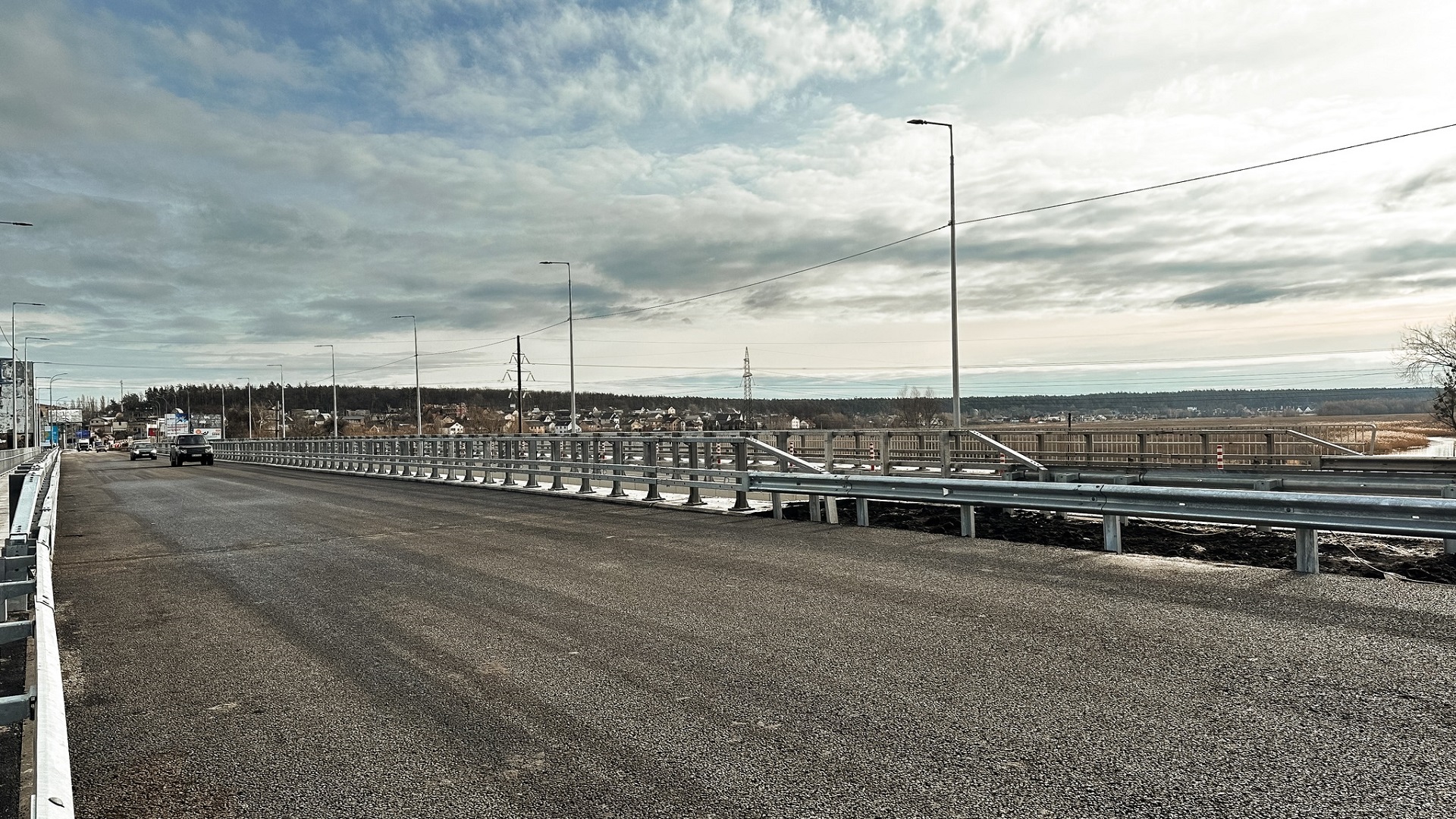 Разрушенный в 2022-м Гостомельский мост полностью открыли для транспорта: фото до и после