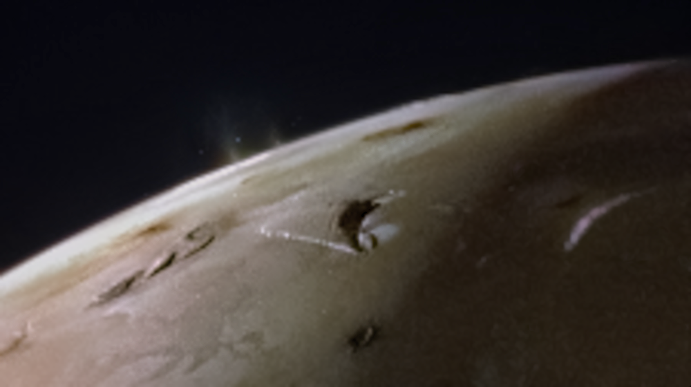 Космический зонд NASA показал извержение вулканов на спутнике Юпитера – фото