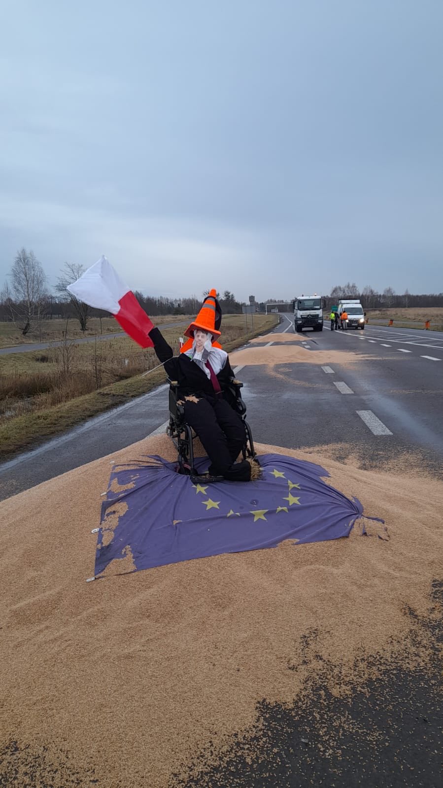Poles dump grain from Ukrainian trucks near border amid new protests: reactions