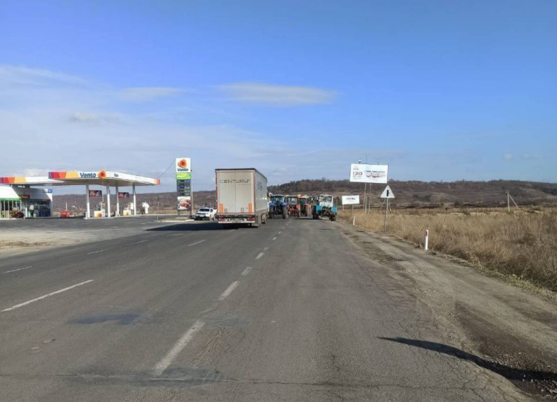 Фермери у Молдові заблокували пункт пропуску на кордоні з Румунією – фото, відео