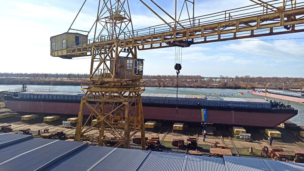 Дунайське пароплавство збудувало другу велику SLG-баржу зі старих кораблів — фото