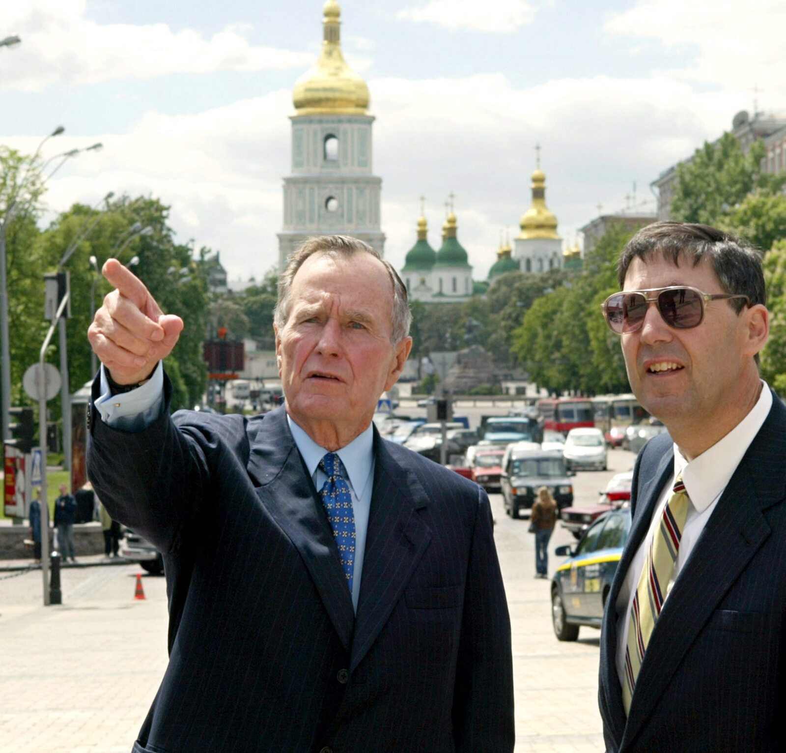 Колишній президент США Джордж Буш розмовляє з Джоном Гербстом, тодішнім послом США в Україні, Київ, 21 травня 2004 року (Фото: EPA/POOL)