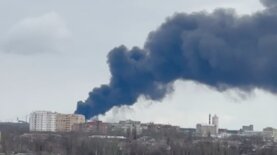 Макеевка. По городу были нанесены удары, видно огромное облако черного дыма — видео пожара