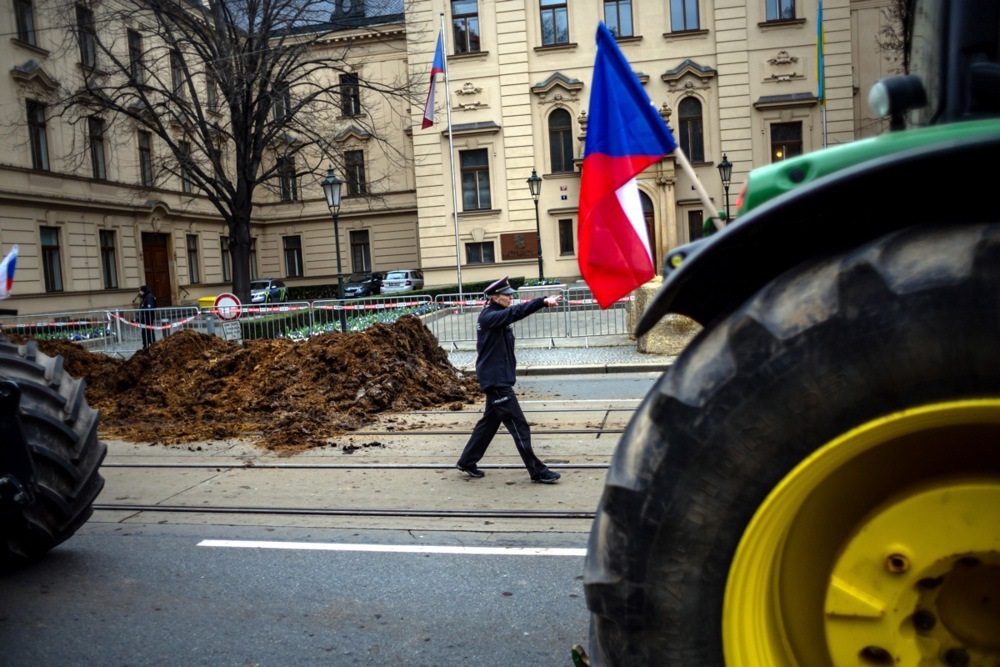 Чешские фермеры высыпали навоз перед зданием правительства в Праге – фото