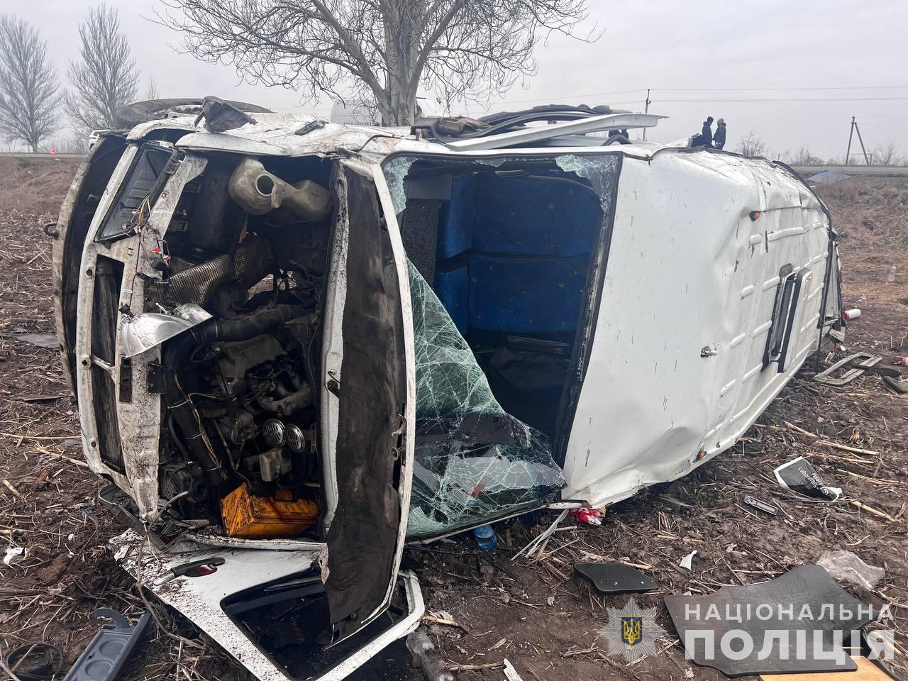 Под Днепром слетел с дороги и перевернулся автобус с людьми. Четверо погибших — фото
