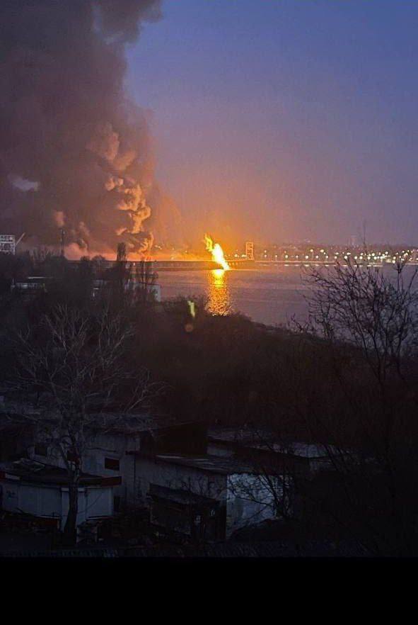 ДнепроГЭС. Россия ударила ракетами по плотине, начался пожар, угрозы прорыва нет — фото