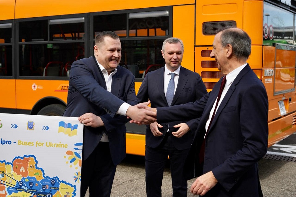 Милан подарил Днепру почти 40 автобусов, первая партия уже едет в Украину – фото