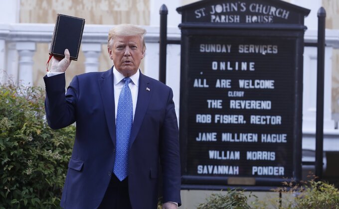 "God bless America". На тлі боргів перед судами Трамп почав продавати "єдину схвалену" Біблію